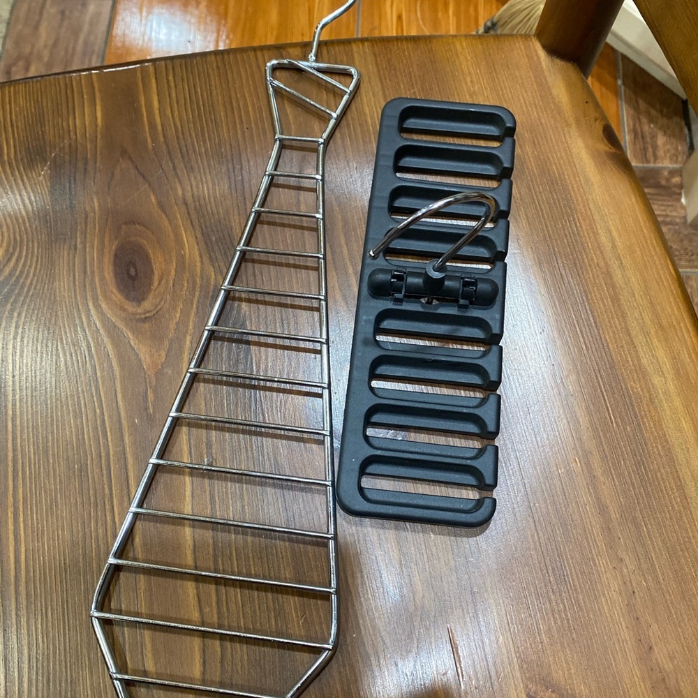 2 tie holders